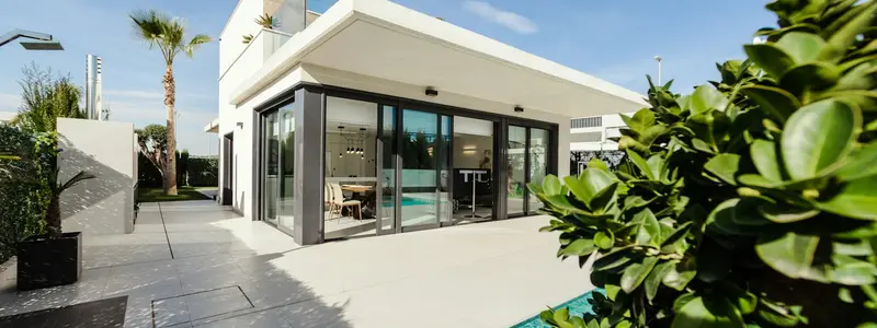 Mäklararvode för bostadsrätt vs. villa – Hur skiljer sig priserna?
